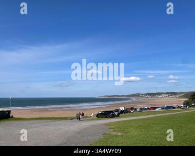 Putsborough Beach et parking regardant le long du sable doré de Woolacombe vers Woolacombe dans le nord du Devon. Banque D'Images
