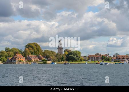 Vue sur le port de Chichester de Chidham à Holy Trinity Church dans le joli petit village portuaire de Bosham Banque D'Images
