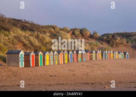 Cabanes de plage colorées à Saunton Sands juste en dessous du Saunton Sands Hotel Banque D'Images