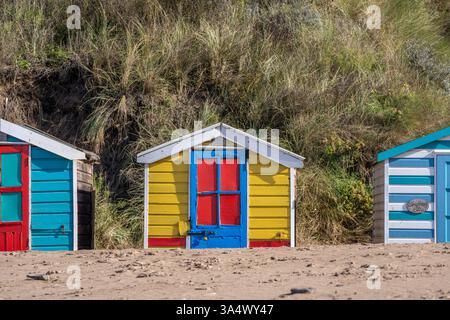 Cabanes de plage colorées à Saunton Sands juste en dessous du Saunton Sands Hotel Banque D'Images