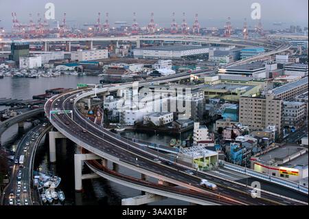 Vue aérienne de la route surélevée serpentant à travers la zone industrielle portuaire de Yokohama, Kanagawa, Japon. Banque D'Images