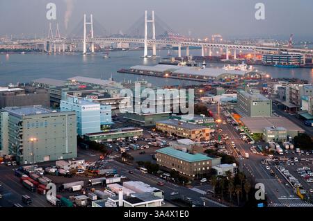 Vue aérienne du pont de la baie de Yokohama et de la zone industrielle portuaire et des quais portuaires de Yokohama, Yokohama, Kanagawa, Japon. Banque D'Images