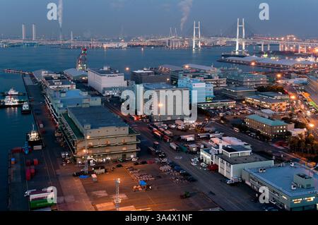 Vue aérienne du pont de la baie de Yokohama et de la zone industrielle portuaire et des quais portuaires de Yokohama, Yokohama, Kanagawa, Japon. Banque D'Images
