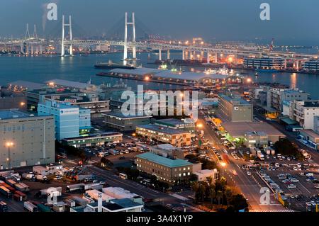 Vue aérienne du pont de la baie de Yokohama et de la zone industrielle portuaire et des quais portuaires de Yokohama, Yokohama, Kanagawa, Japon. Banque D'Images