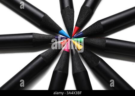 Ensemble de crayons de couleur sur fond blanc, gros plan Banque D'Images