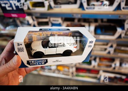 Lviv, Ukraine - 19 mars 2025 : gros plan de la voiture jouet Ford Explorer dans son emballage exposé dans un magasin Banque D'Images