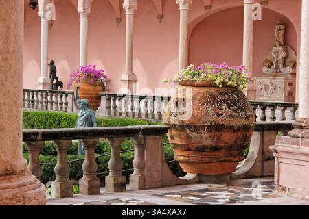 Sarasota FL - 5 novembre 2024 : Courtyard of Ringling Museum of Art situé à Sarasota en Floride Banque D'Images