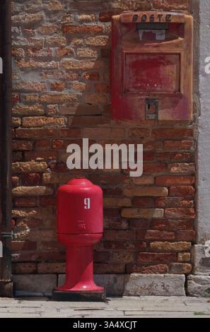 Une boîte aux lettres rouge à Venise, en Italie Banque D'Images