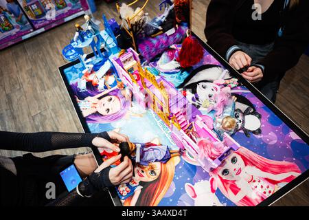 Lviv, Ukraine - 19 mars 2025 : deux enfants jouent avec des poupées vibrantes et des accessoires sur une table de jeu sur le thème de la fantaisie. Banque D'Images