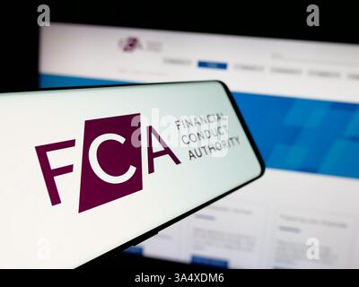 Allemagne. 29 janvier 2025. Dans cette illustration photo, un smartphone avec le logo du régulateur britannique Financial Conduct Authority (FCA) est vu sur l'écran devant le site Web. Crédit : SOPA images Limited/Alamy Live News Banque D'Images