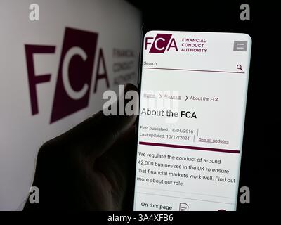 Allemagne. 29 janvier 2025. Dans cette illustration photo, une personne tient un téléphone portable avec la page Web du régulateur britannique Financial Conduct Authority (FCA) sur l'écran avec le logo. (Crédit image : © timon Schneider/SOPA images via ZUMA Press Wire) USAGE ÉDITORIAL SEULEMENT ! Non destiné à UN USAGE commercial ! Banque D'Images