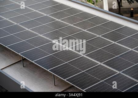 Panneaux solaires sur toiture à usage industriel Banque D'Images