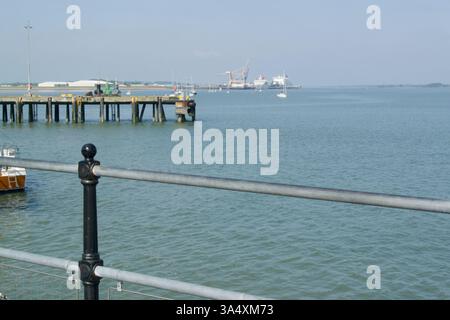 Vue depuis Harwich Ha'penny Pier, avec Harwich International Port (Parkeston Quay) au-delà, Essex, Royaume-Uni Banque D'Images