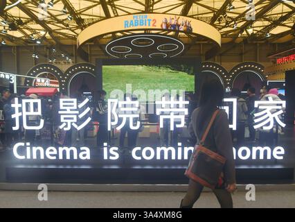 Les visiteurs visitent le Home Cinéma Ultra HD 8K de SONY au salon 2025AWE à Shanghai, en Chine, le 20 mars 2025. Banque D'Images