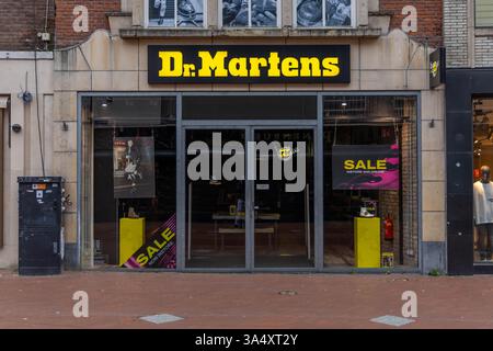 Dr Martens Store avant et boutique logo signe de la célèbre marque pour chaussures solides et bottes de travail, disponible dans de nombreuses couleurs et motifs. Banque D'Images