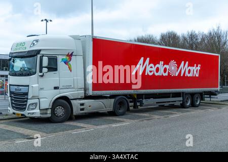 Logo MediaMarkt sur un camion, Media Markt est un magasin d'appareils électroménagers et d'électronique. Banque D'Images