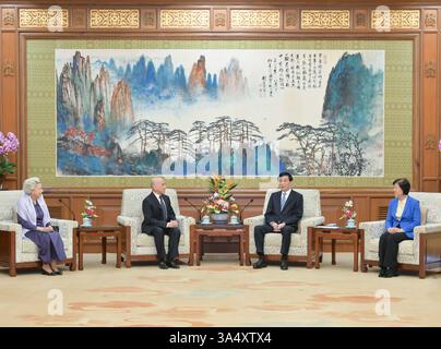 Pékin, Chine. 20 mars 2025. Wang Huning, président du Comité national de la Conférence consultative politique du peuple chinois, rencontre le roi cambodgien Norodom Sihamoni et sa mère, l'ancienne reine Norodom Monineath Sihanouk, à Pékin, capitale de la Chine, le 20 mars 2025. Crédit : Gao Jie/Xinhua/Alamy Live News Banque D'Images