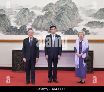 Pékin, Chine. 20 mars 2025. Wang Huning, président du Comité national de la Conférence consultative politique du peuple chinois, rencontre le roi cambodgien Norodom Sihamoni et sa mère, l'ancienne reine Norodom Monineath Sihanouk, à Pékin, capitale de la Chine, le 20 mars 2025. Crédit : Gao Jie/Xinhua/Alamy Live News Banque D'Images