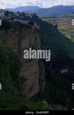 Ronda, Espagne - 15 mars 2025 : marcher à Ronda. Falaises sur El Tajo Canyon. Rues, bâtiments. Style de vie en zone urbaine. Journée ensoleillée d'hiver. Sélectif Banque D'Images