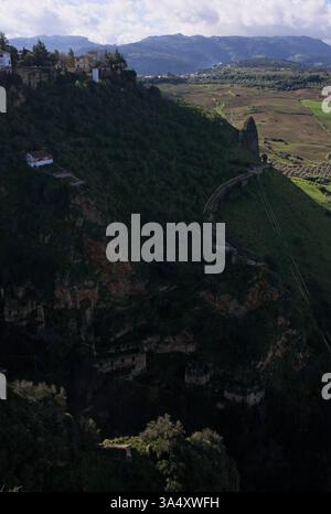 Ronda, Espagne - 15 mars 2025 : marcher à Ronda. Falaises sur El Tajo Canyon. Rues, bâtiments. Style de vie en zone urbaine. Journée ensoleillée d'hiver. Sélectif Banque D'Images