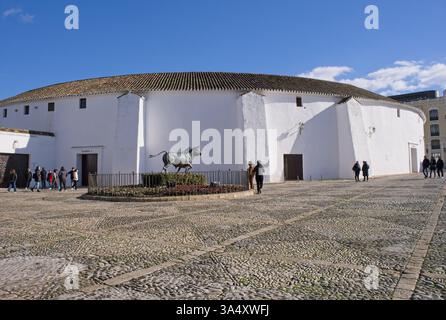 Ronda, Espagne - 15 mars 2025 : marcher à Ronda. Plaza de Toros. Vrai maître de cavalerie de Ronda. Rues, bâtiments. Style de vie en zone urbaine. Ensoleillé Banque D'Images