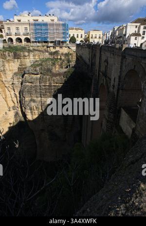 Ronda, Espagne - 15 mars 2025 : marcher à Ronda. Nouveau pont sur El Tajo Canyon. Rues, bâtiments. Style de vie en zone urbaine. Journée ensoleillée d'hiver. Sélectionnez Banque D'Images