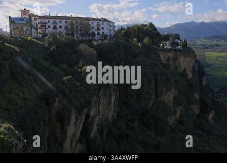 Ronda, Espagne - 15 mars 2025 : marcher à Ronda. Falaises sur El Tajo Canyon. Rues, bâtiments. Style de vie en zone urbaine. Journée ensoleillée d'hiver. Sélectif Banque D'Images
