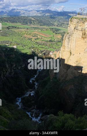 Ronda, Espagne - 15 mars 2025 : marcher à Ronda. Falaises sur El Tajo Canyon. Rues, bâtiments. Style de vie en zone urbaine. Journée ensoleillée d'hiver. Sélectif Banque D'Images