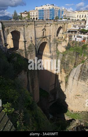 Ronda, Espagne - 15 mars 2025 : marcher à Ronda. Nouveau pont sur El Tajo Canyon. Rues, bâtiments. Style de vie en zone urbaine. Journée ensoleillée d'hiver. Sélectionnez Banque D'Images
