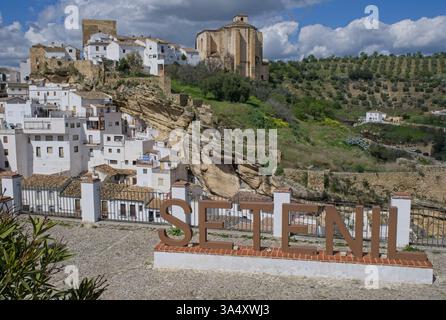Setenil de las Bodegas, Espagne - 15 mars 2025 : marcher à Setenil de las Bodegas. Rues, bâtiments. Style de vie en zone urbaine. Journée ensoleillée d'hiver. Se Banque D'Images