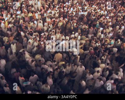 21 avril 2003 au cours de la première Ashura, foules frénétiques à l'intérieur de mars l'une des deux grandes mosquées chiites à Karbala, en Irak. Banque D'Images