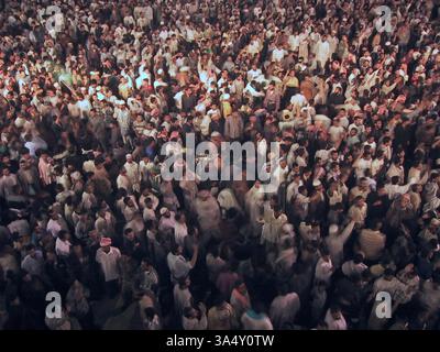 21 avril 2003 au cours de la première Ashura, foules frénétiques à l'intérieur de mars l'une des deux grandes mosquées chiites à Karbala, en Irak. Banque D'Images