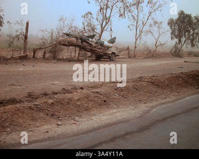 26 avril 2003 un missile irakien sa-2 "Guideline" abandonné sur sa remorque, à 10 kilomètres au sud-est de Bagdad, Irak. Banque D'Images