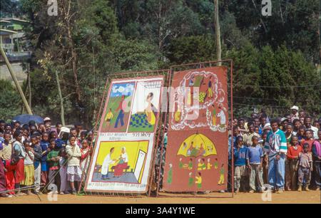 Ethiopie, Addis-Abeba ; des panneaux d'information sur la santé lors d'une représentation du cirque éthiopien des enfants. Banque D'Images