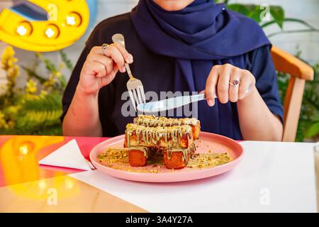 Pain grillé à la cannelle avec garniture à la pistache servi avec milk-shake dans un café-restaurant chic. Banque D'Images