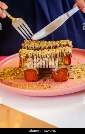 Pain grillé à la cannelle avec garniture à la pistache servi avec milk-shake dans un café-restaurant chic. Banque D'Images