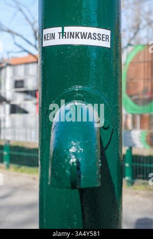 Wasserpumpe mit dem Schriftzug Kein Trinkwasser auf der Wichertstraße in Berlin-Prenzlauer Berg. / Pompe à eau avec les mots No Drinking Water sur Wichertstraße à Berlin-Prenzlauer Berg. Wasserpumpe sp2025030526975.jpg Banque D'Images
