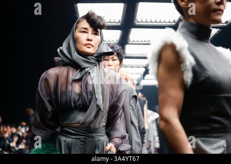 Tokyo, Japon. 20 mars 2025. Les mannequins portant la marque YOU ji YOUNG marchent sur la piste lors de la collection automne/hiver Rakuten Fashion week TOKYO 2025. La semaine de la mode se déroule du 17 au 22 mars. (Crédit image : © Rodrigo Reyes Marin/ZUMA Press Wire) USAGE ÉDITORIAL SEULEMENT ! Non destiné à UN USAGE commercial ! Banque D'Images