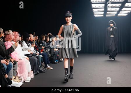 Tokyo, Japon. 20 mars 2025. Les mannequins portant la marque YOU ji YOUNG marchent sur la piste lors de la collection automne/hiver Rakuten Fashion week TOKYO 2025. La semaine de la mode se déroule du 17 au 22 mars. (Crédit image : © Rodrigo Reyes Marin/ZUMA Press Wire) USAGE ÉDITORIAL SEULEMENT ! Non destiné à UN USAGE commercial ! Banque D'Images