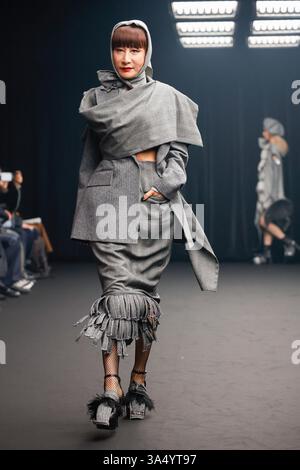 Tokyo, Japon. 20 mars 2025. Les mannequins portant la marque YOU ji YOUNG marchent sur la piste lors de la collection automne/hiver Rakuten Fashion week TOKYO 2025. La semaine de la mode se déroule du 17 au 22 mars. (Crédit image : © Rodrigo Reyes Marin/ZUMA Press Wire) USAGE ÉDITORIAL SEULEMENT ! Non destiné à UN USAGE commercial ! Banque D'Images