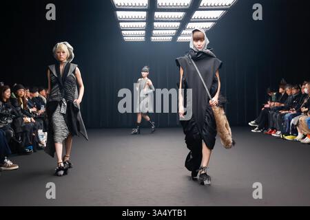 Tokyo, Japon. 20 mars 2025. Les mannequins portant la marque YOU ji YOUNG marchent sur la piste lors de la collection automne/hiver Rakuten Fashion week TOKYO 2025. La semaine de la mode se déroule du 17 au 22 mars. (Crédit image : © Rodrigo Reyes Marin/ZUMA Press Wire) USAGE ÉDITORIAL SEULEMENT ! Non destiné à UN USAGE commercial ! Banque D'Images