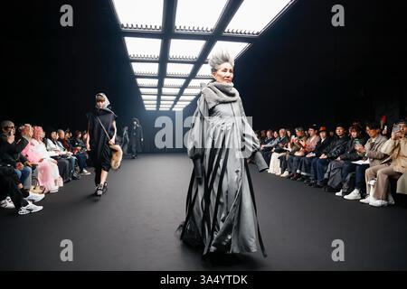 Tokyo, Japon. 20 mars 2025. Les mannequins portant la marque YOU ji YOUNG marchent sur la piste lors de la collection automne/hiver Rakuten Fashion week TOKYO 2025. La semaine de la mode se déroule du 17 au 22 mars. (Crédit image : © Rodrigo Reyes Marin/ZUMA Press Wire) USAGE ÉDITORIAL SEULEMENT ! Non destiné à UN USAGE commercial ! Banque D'Images