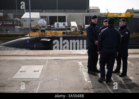 Sous-mariniers de la Royal Navy du sous-marin nucléaire HMS Agamemnon à l'extérieur de l'usine BAE System, Barrow-in-Furness, Cumbria, nord-ouest de l'Angleterre. Date de la photo : jeudi 20 mars 2025. Banque D'Images