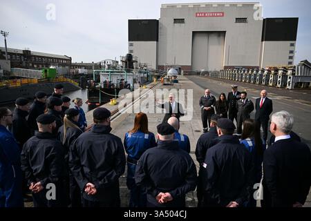 Le premier ministre Sir Keir Starmer parle aux sous-mariniers de la Royal Navy du sous-marin nucléaire HMS Agamemnon et aux apprentis du système BAE à l'extérieur de l'usine BAE System, Barrow-in-Furness, Cumbria, au nord-ouest de l'Angleterre. Date de la photo : jeudi 20 mars 2025. Banque D'Images