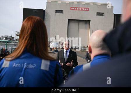 Le premier ministre Sir Keir Starmer parle aux sous-mariniers de la Royal Navy du sous-marin nucléaire HMS Agamemnon et aux apprentis du système BAE à l'extérieur de l'usine BAE System, Barrow-in-Furness, Cumbria, au nord-ouest de l'Angleterre. Date de la photo : jeudi 20 mars 2025. Banque D'Images