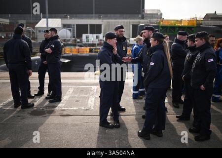Sous-mariniers de la Royal Navy du sous-marin nucléaire HMS Agamemnon à l'extérieur de l'usine BAE System, Barrow-in-Furness, Cumbria, nord-ouest de l'Angleterre. Date de la photo : jeudi 20 mars 2025. Banque D'Images