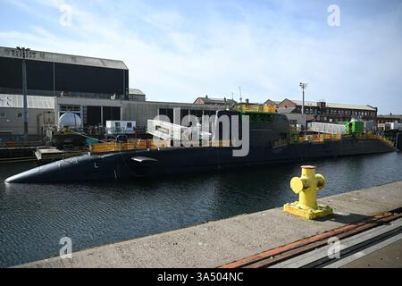 Sous-marin nucléaire HMS Agamemnon à l'usine BAE System, Barrow-in-Furness, Cumbria, nord-ouest de l'Angleterre. Date de la photo : jeudi 20 mars 2025. Banque D'Images