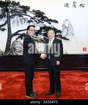 Pékin, Chine. 20 mars 2025. Li Shulei, membre du Bureau politique du Comité central du Parti communiste chinois (PCC) et chef du Département de la publicité du Comité central du PCC, rencontre une délégation conduite par Katsuya Okada, conseillère exécutive et ancienne secrétaire générale du Parti démocratique constitutionnel du Japon, à Pékin, capitale de la Chine, le 20 mars 2025. Crédit : Ding Haitao/Xinhua/Alamy Live News Banque D'Images
