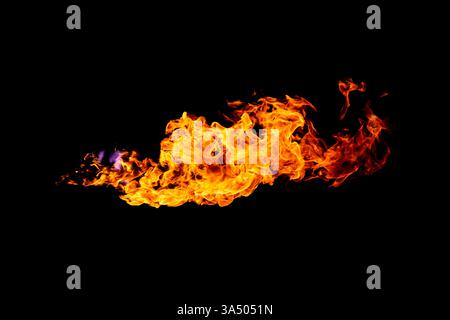 Flammes causées par l'explosion de l'huile isolé sur fond noir. Démonstration de l'huile de l'eau sur le feu. Banque D'Images
