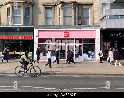 Édimbourg, Écosse, Royaume-Uni. 20 mars 2025. Situé sur Princes Street, le tout premier magasin MINISO d'Écosse ouvrira demain 21 mars à 12h. Avec seulement 5 points de vente au Royaume-Uni, la marque et le détaillant chinois de style de vie de la culture pop vendant des gammes de produits abordables spécialisées dans les biens ménagers et de consommation, y compris les cosmétiques, la papeterie, les jouets et les ustensiles de cuisine. Les 400 premiers clients à dépenser 5 £ recevront un sac de cadeaux spécial d'une valeur de 25 £, un bagpiper sera également présent pour accueillir les acheteurs. Crédit : Craig Brown/Alamy Live News Banque D'Images